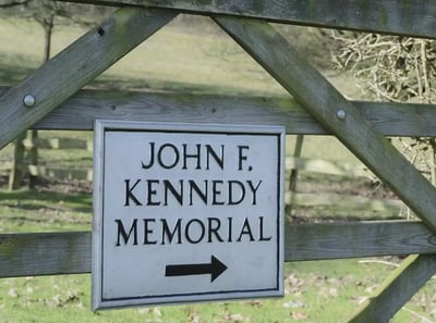 Sign pointing to the John F. Kennedy Memorial